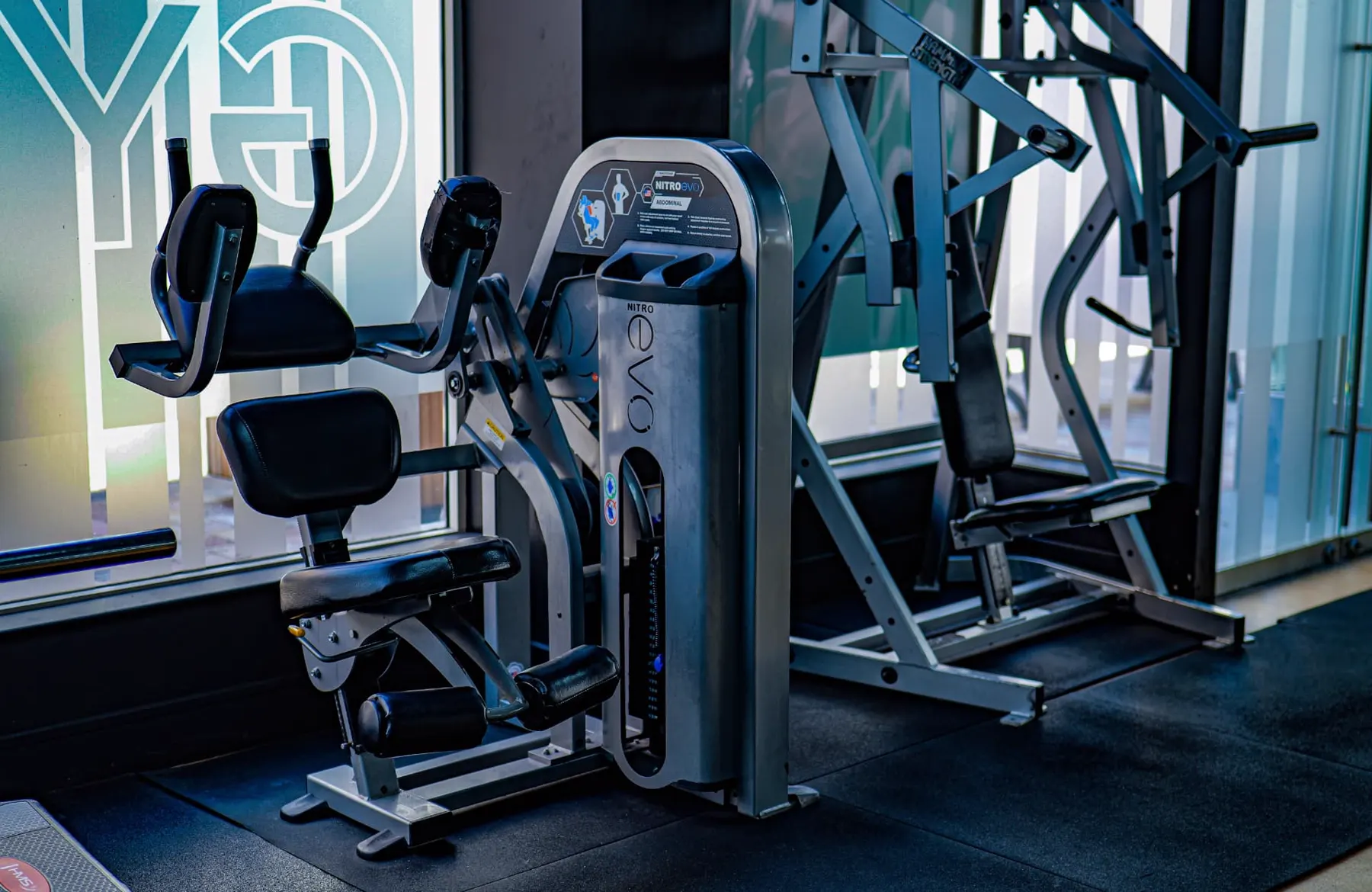 Abdominal machine and plate-loaded row on the strength floor